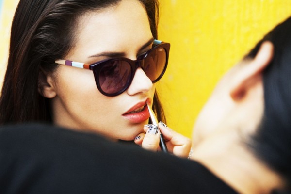 Vogue-Eyewear-Adriana-Lima-Behind-the-Scenes-Spring-Summer-2015-07_600px