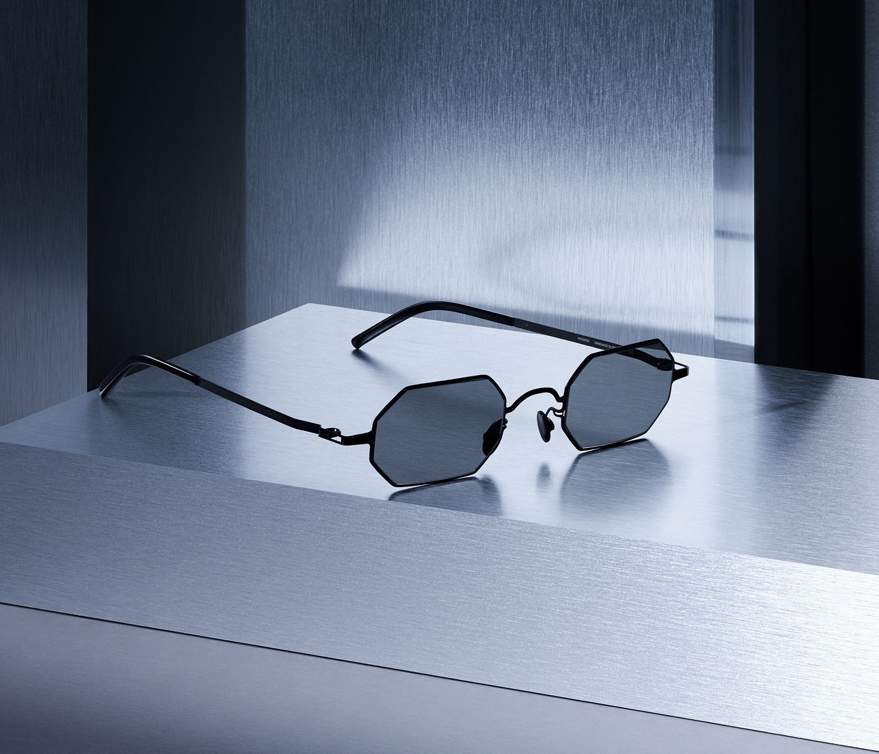 03-mykita-maison-margiela-campaign-2019-03-mmcraft004-black-dark-grey-solid-srgb