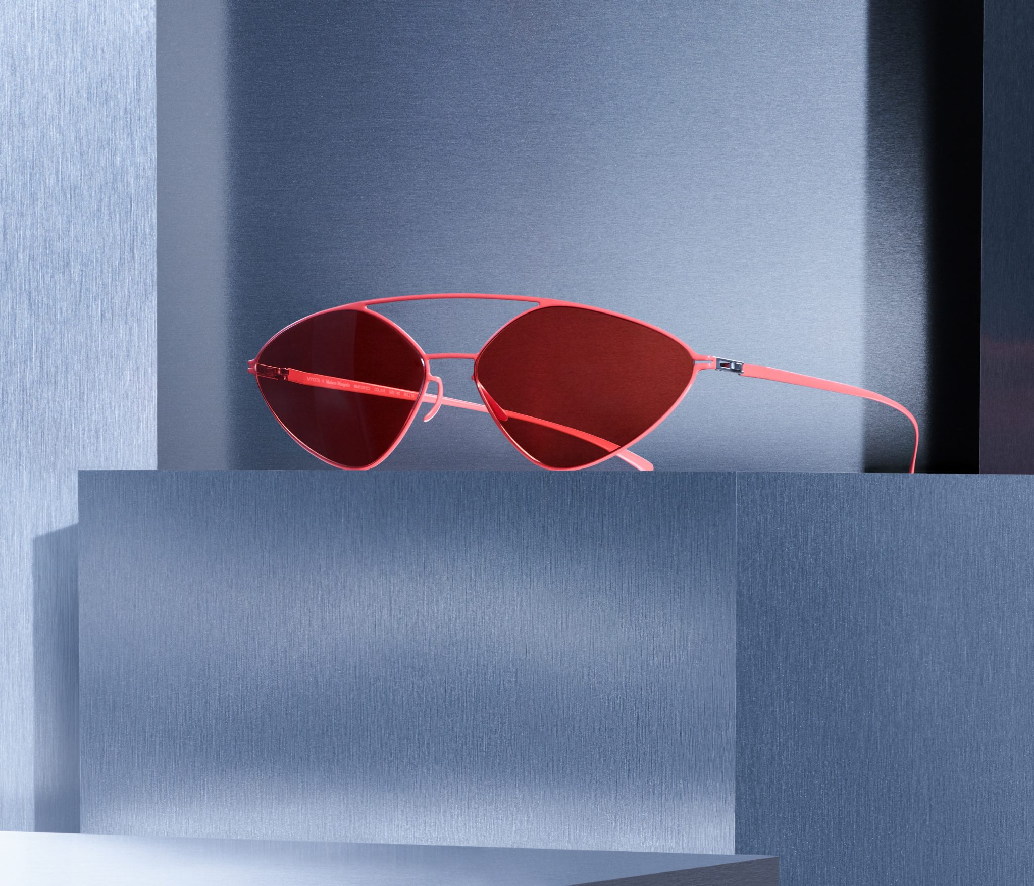 09-mykita-maison-margiela-campaign-2019-09-mmesse23-baywatch-red-ultra-red-solid-srgb-header
